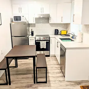 2 Bedrooms Free Parking Location Vancouver